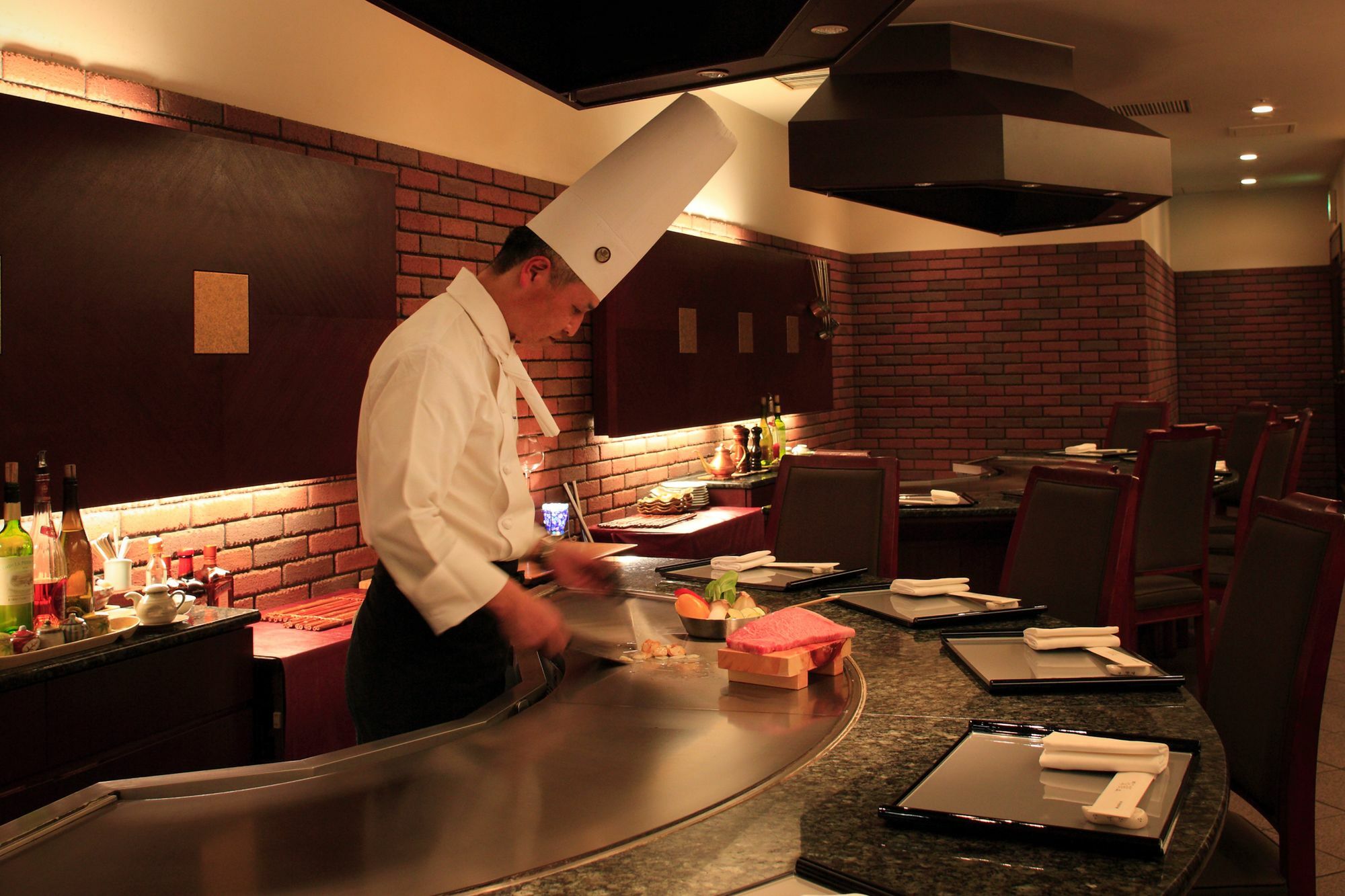 奈良日航国际酒店 外观 照片 A sushi chef at work